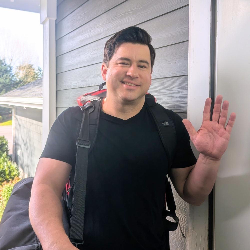Mobile clinical massage therapist arriving at a clients home in Issaquah, WA.